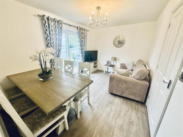 DINING/SITTING ROOM