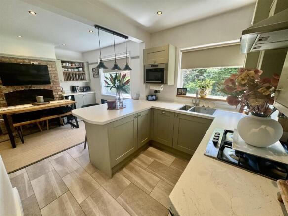 KITCHEN/DINING ROOM