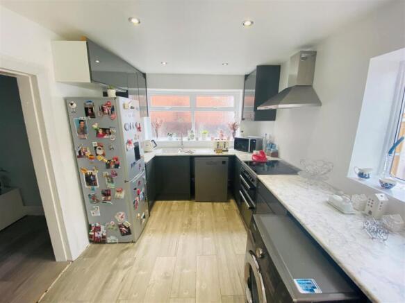 KITCHEN/DINING AREA