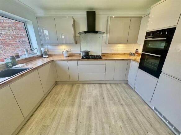 KITCHEN /DINING ROOM