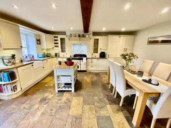 KITCHEN/DINING/SITTING ROOM