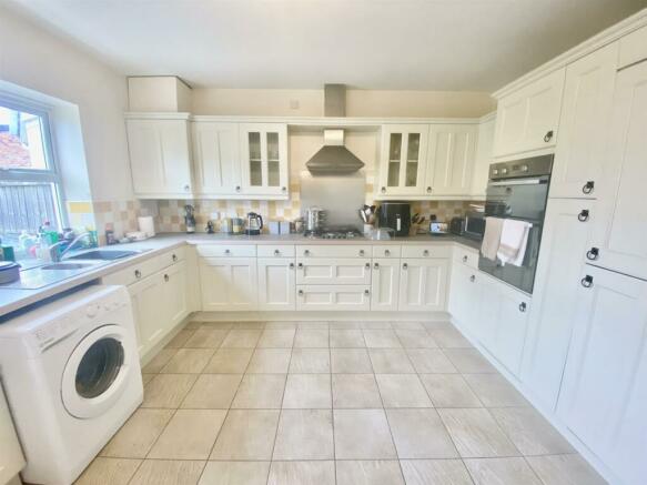 KITCHEN/DINING ROOM