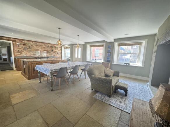 Kitchen/ Dining Room