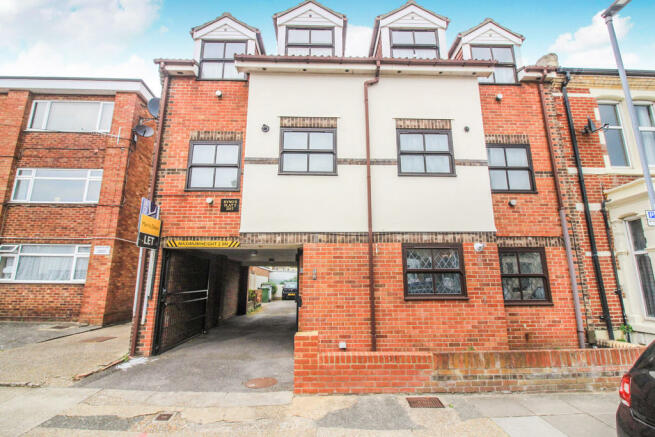 1 bedroom ground floor flat to rent in Clive Road ...