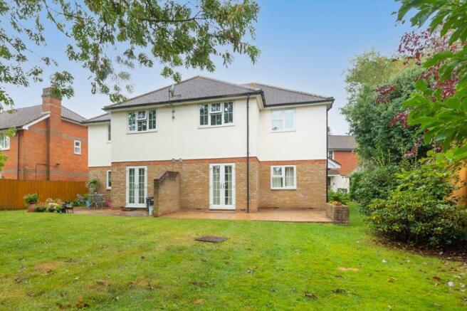 2 bedroom maisonette for sale in Oaktree Walk, Caterham, CR3