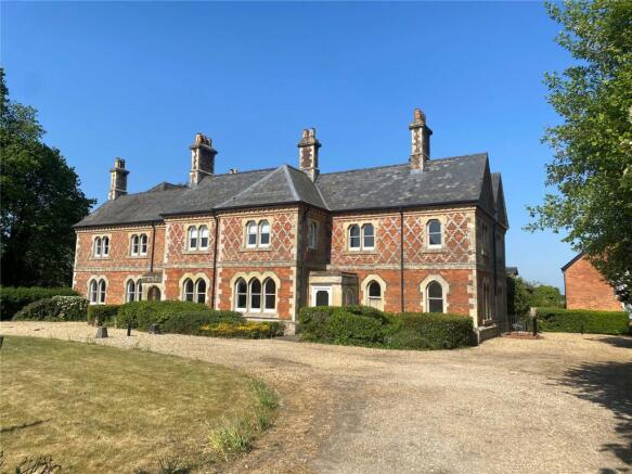2 Savernake Manor