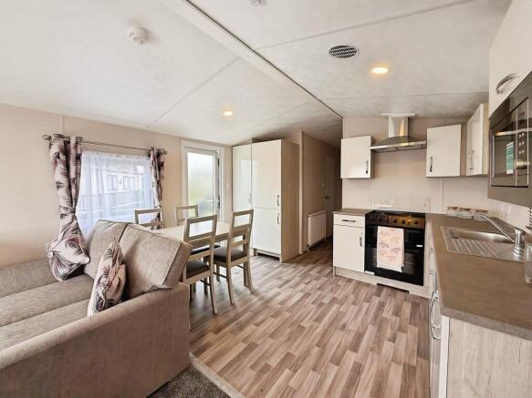 01b0c5dd-WhatsApp...