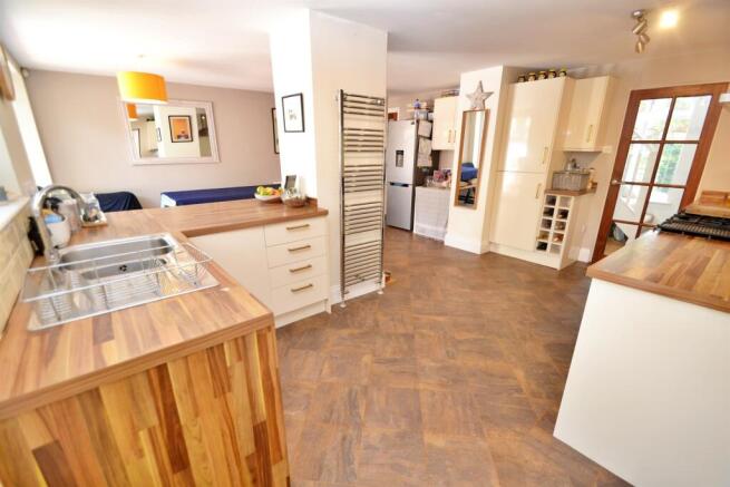 Kitchen/Dining Area