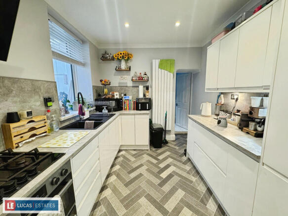 f7b070f1-image000...