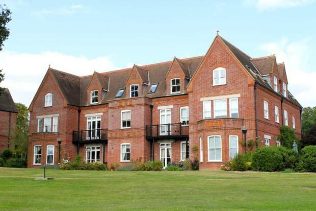 3 bedroom flat for sale in Enton Hall, Enton, Godalming, Surrey, GU8, GU8