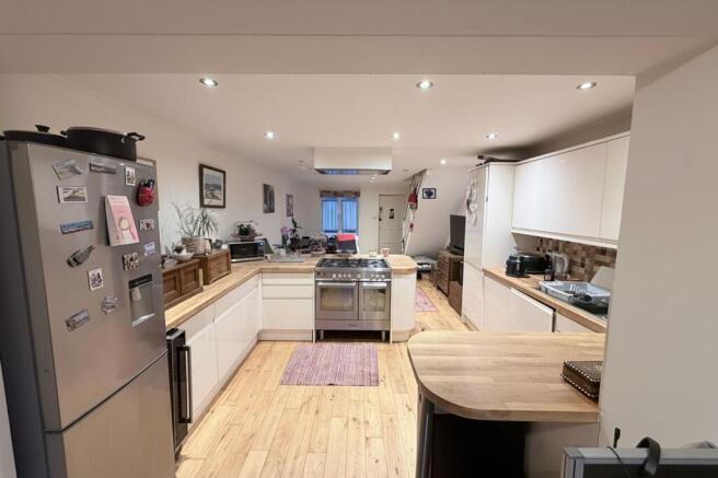 Open Plan Kitchen with Dining Area