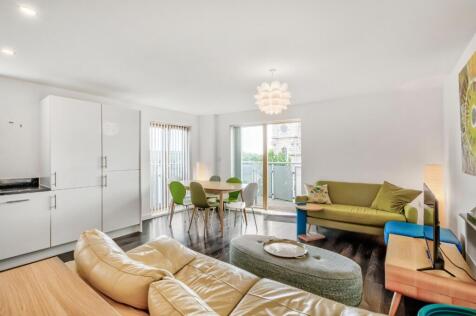 Clock View Crescent, London, N7