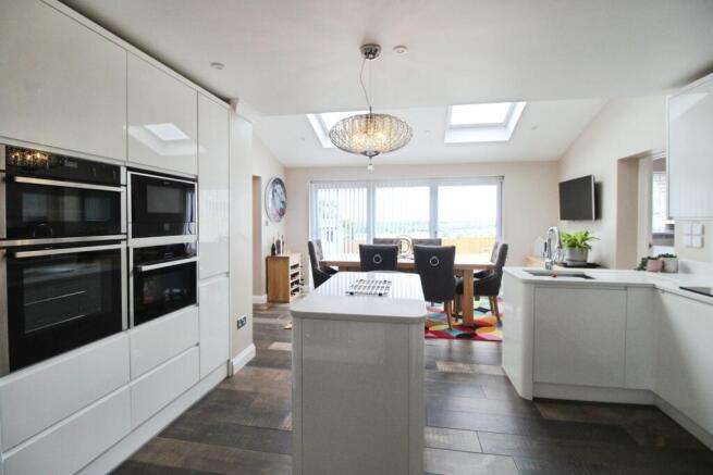 Kitchen Breakfast + Family Room