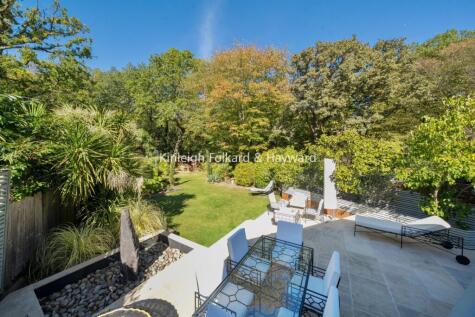 Creighton Avenue, London, N2