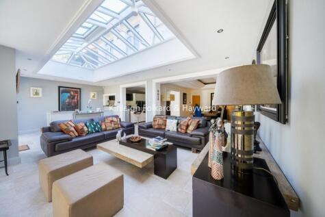 Creighton Avenue, London, N2