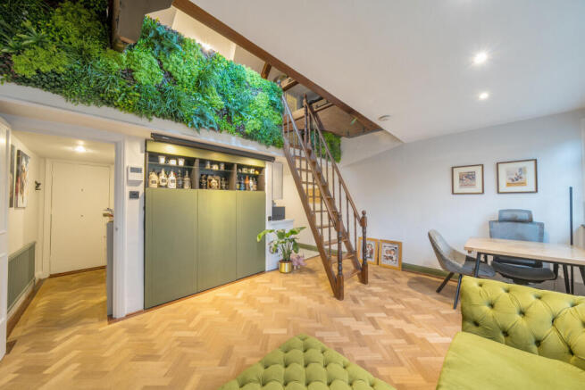 1393069-22-6943d0...