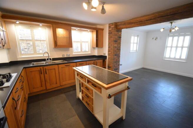 Kitchen 2 .JPG