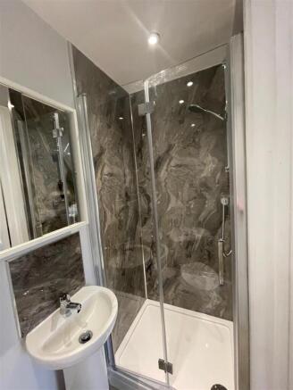 Room 1 Buckingham Road bathroom.jpg