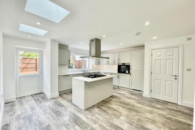 Open-Plan Kitchen / 