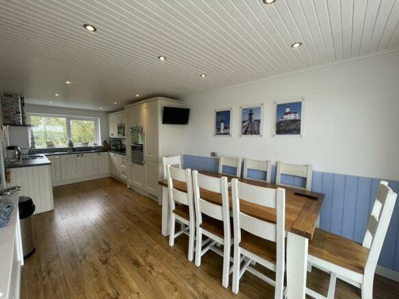 Kitchen/ Dining Room