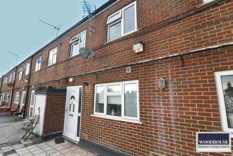 Manorcroft Parade, College Road, Cheshunt, EN8