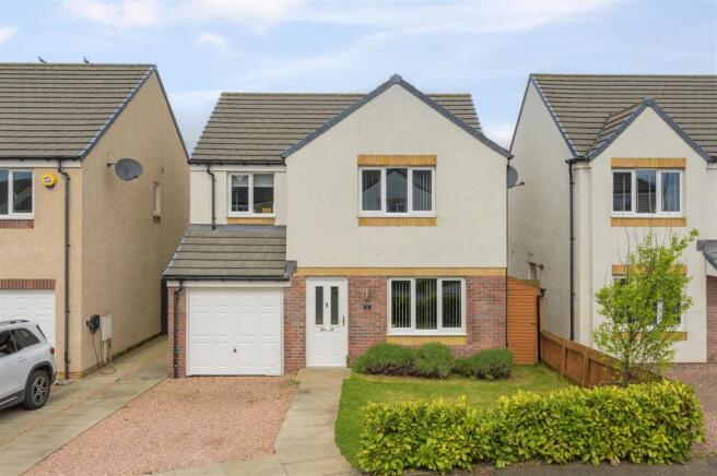 13 Roe Deer Place 001.jpg