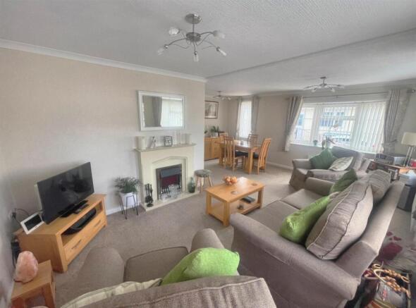 L Shaped Lounge/Diner