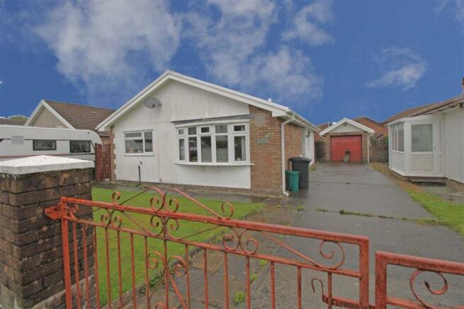 2 bedroom detached bungalow for sale in Meadow Lane, Hirwaun, Aberdare ...