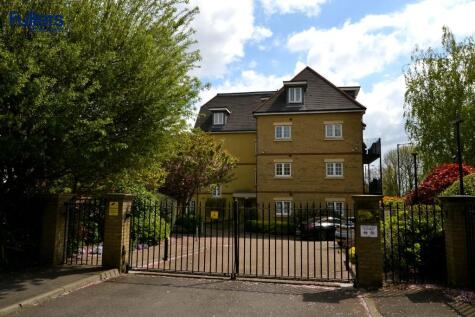 River Bank, London, N21