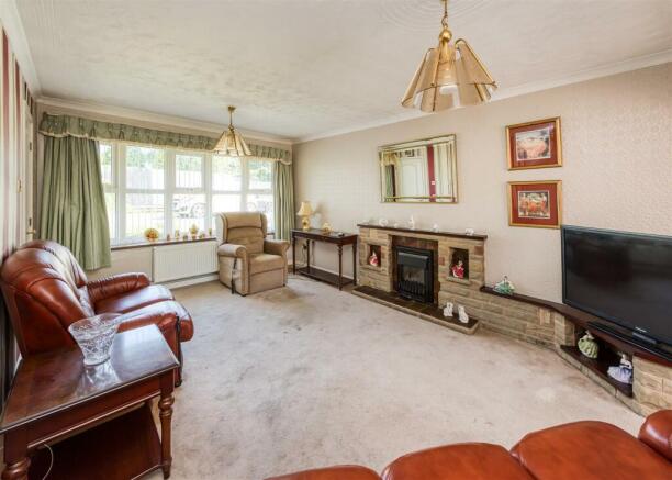 20 Chestnut Drive-lounge2.jpg