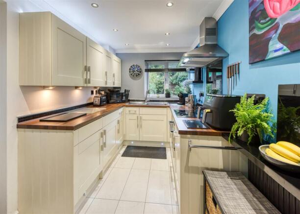 10 Linley Grove-Kitchen.jpg