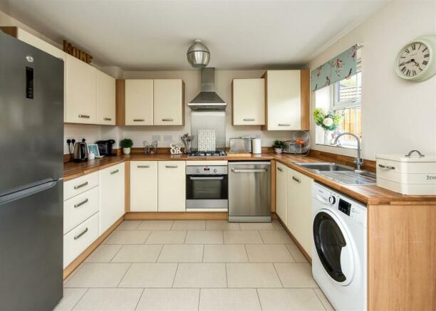 2 Lickey Close-Kitchen B.jpg