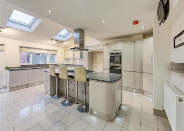 1 Manor Road-Kitchen (4).jpg