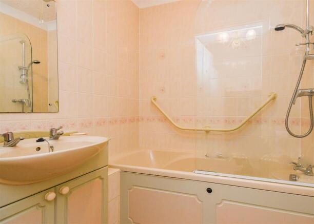 Flat 8, Pendene Court - Bathroom.jpg
