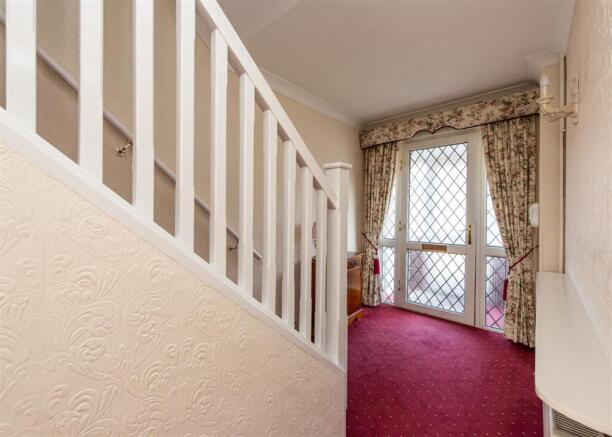 20 Brenton Road-hall1.jpg