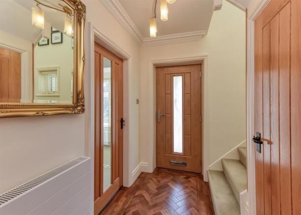 8 Waverley Gardens-hall.jpg
