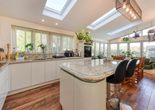 8 Waverley Gardens-kitchen3.jpg