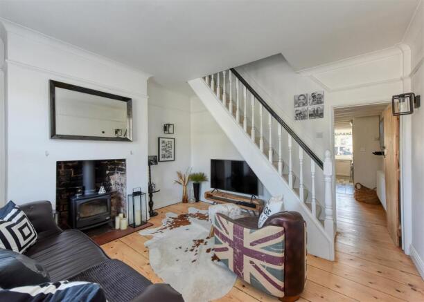 62 Sedgley Road-living1.jpg