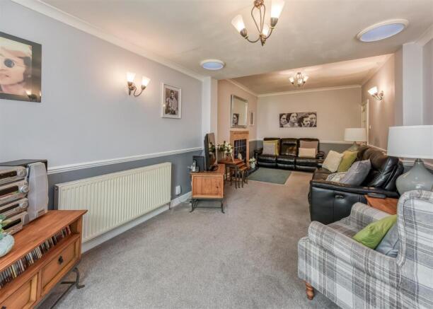 57 Queens Road-living2.jpg