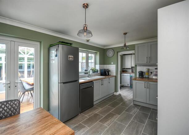11 Penleigh Gardens-Kitchen.jpg