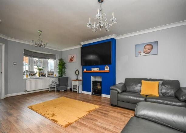 11 Penleigh Gardens-Living Room (2).jpg