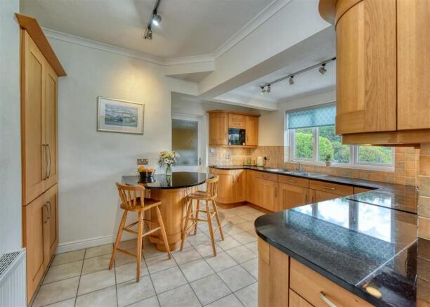 4 Springhill Park-Kitchen (2).jpg