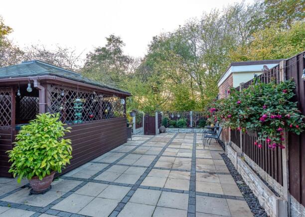 13 Eversley Grove-16.jpg