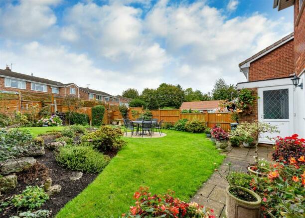 2 Woodthorne Close-gdn.jpg