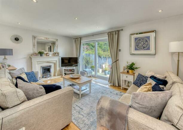 69a Finchfield Road-sitting room JUL24.jpg