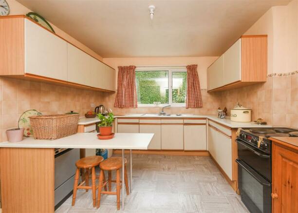 14 Finchdene Grove - Breakfast Kitchen.jpg