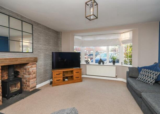 7 Woodhouse Road - Lounge.jpg