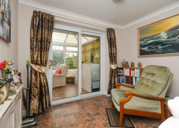 1 Oatlands Way - Bedroom 2.jpg