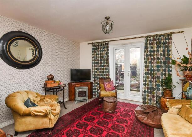 24 Lloyd Grove - Lounge.jpg