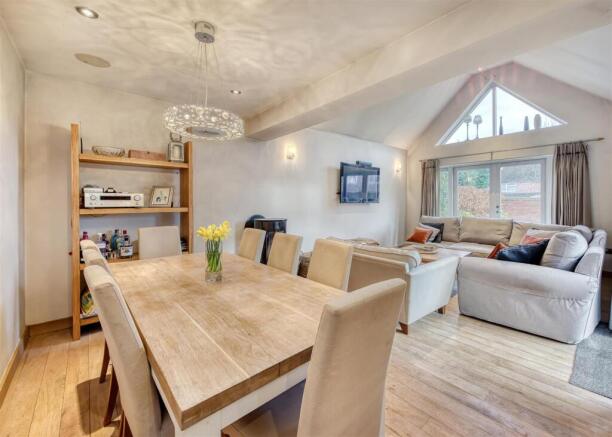 6 Engleton Lane-living1.jpg